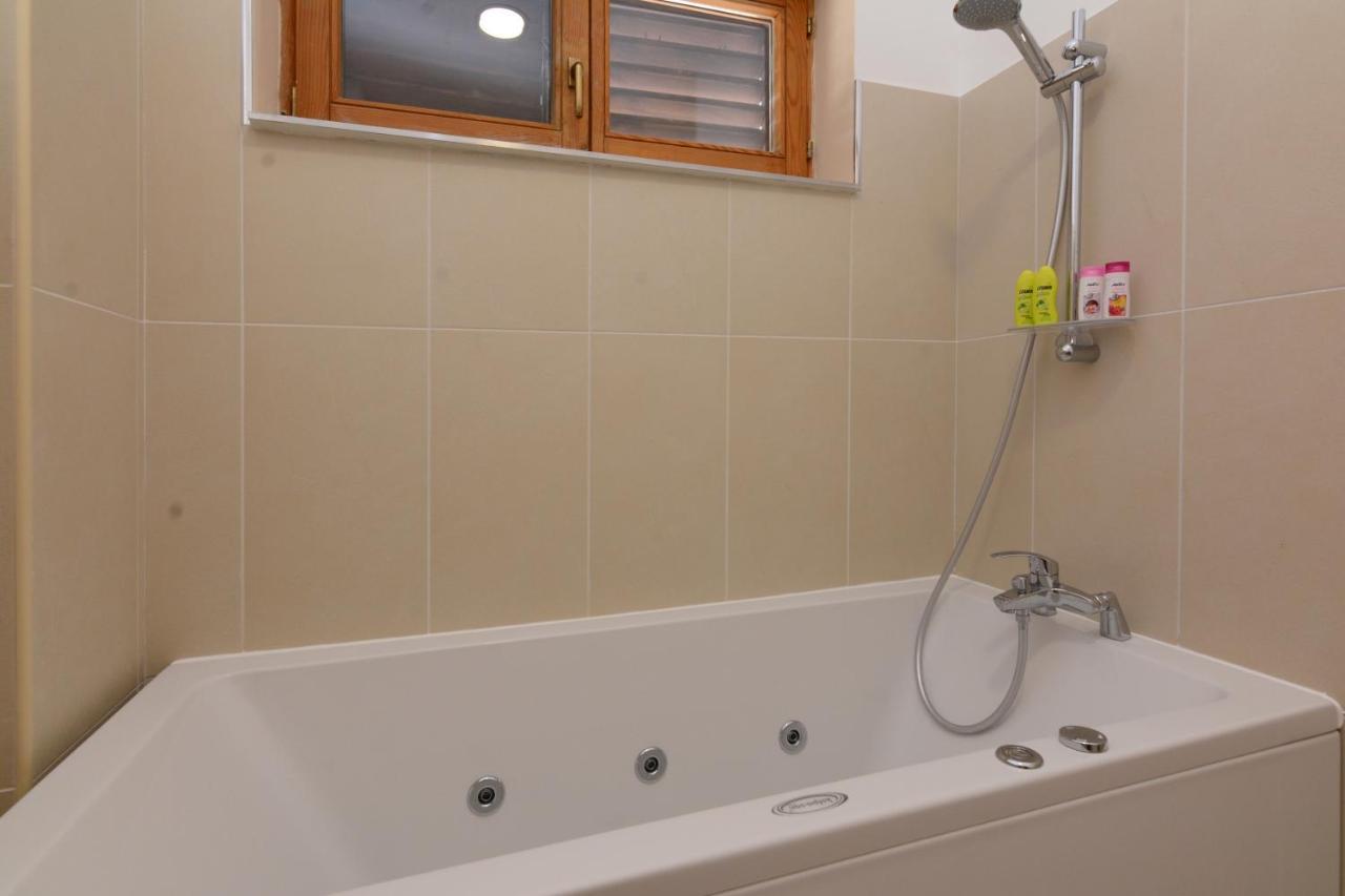 Luxury Room Uzorita B&B Σίμπενικ Εξωτερικό φωτογραφία