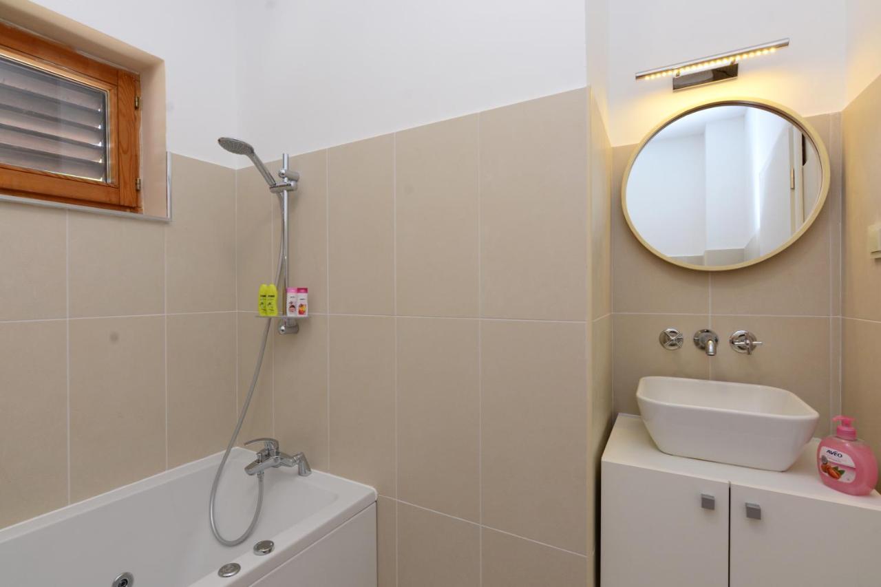 Luxury Room Uzorita B&B Σίμπενικ Εξωτερικό φωτογραφία
