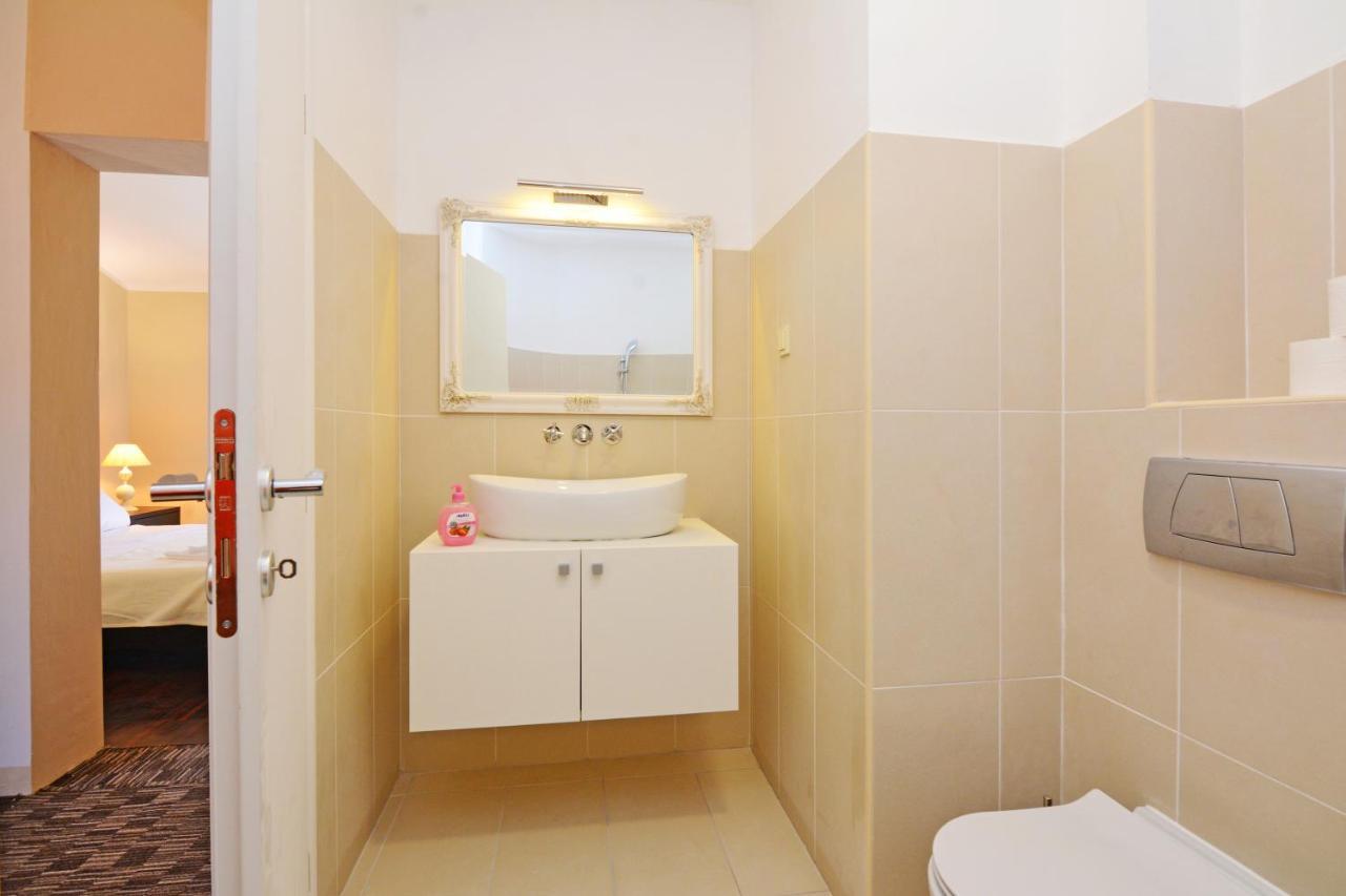 Luxury Room Uzorita B&B Σίμπενικ Εξωτερικό φωτογραφία